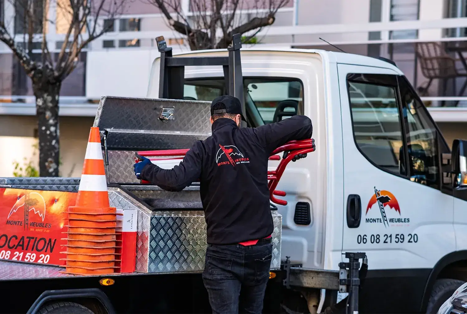 Technicien préparant un camion monte-meubles à Lyon
