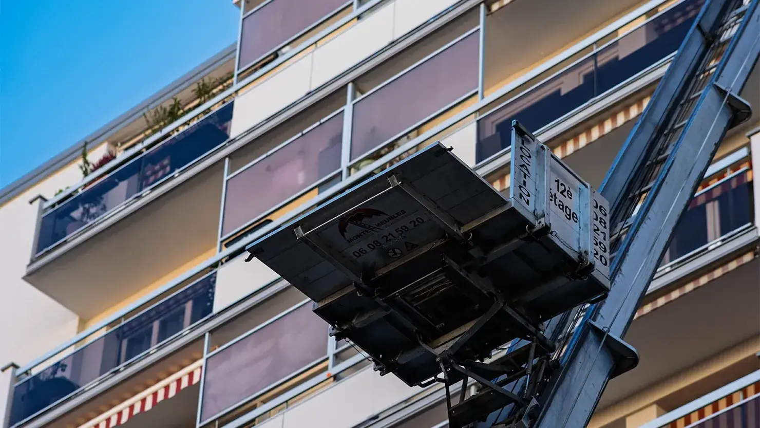 Plateau de monte-meubles chargé lors d'un déménagement à Lyon