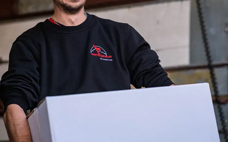 Déménageur portant un carton à Lyon