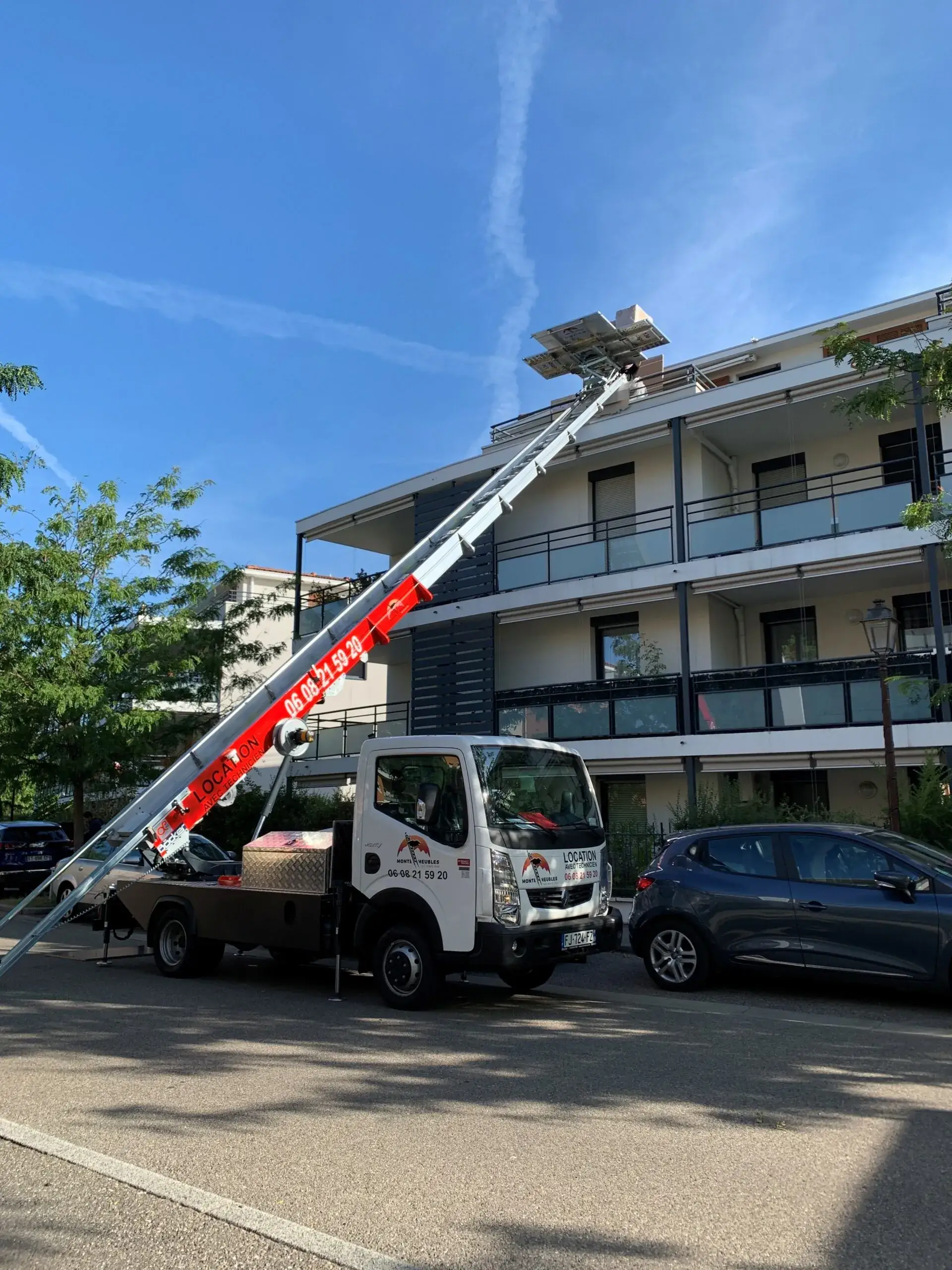Camion monte-meubles atteignant un balcon d'immeuble à Lyon