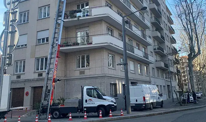 Location de monte-meubles devant une résidence lyonnaise