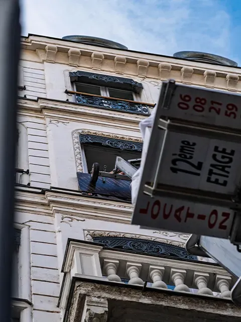 Monte-matériaux contre une façade d'immeuble à Lyon
