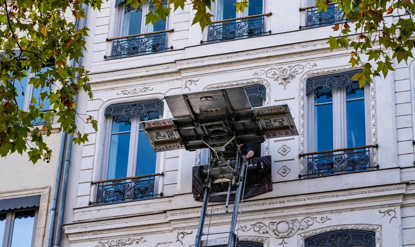 Plateau de monte-meubles arrivant à un balcon haussmannien à Lyon