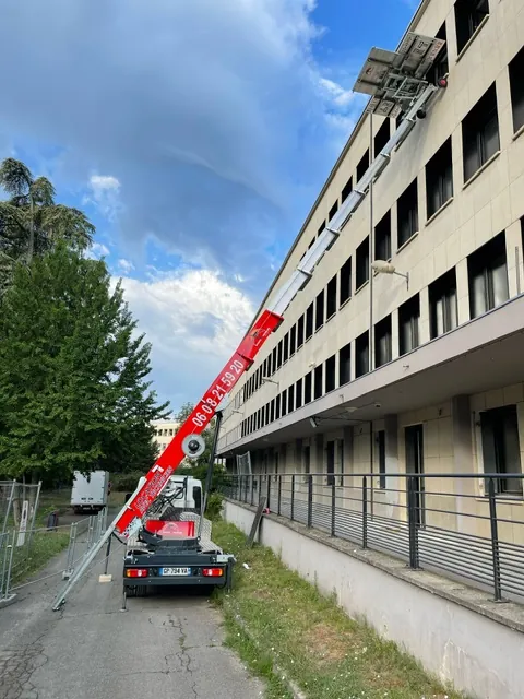 Monte-meubles montant jusqu'à un étage élevé d'un immeuble à Lyon