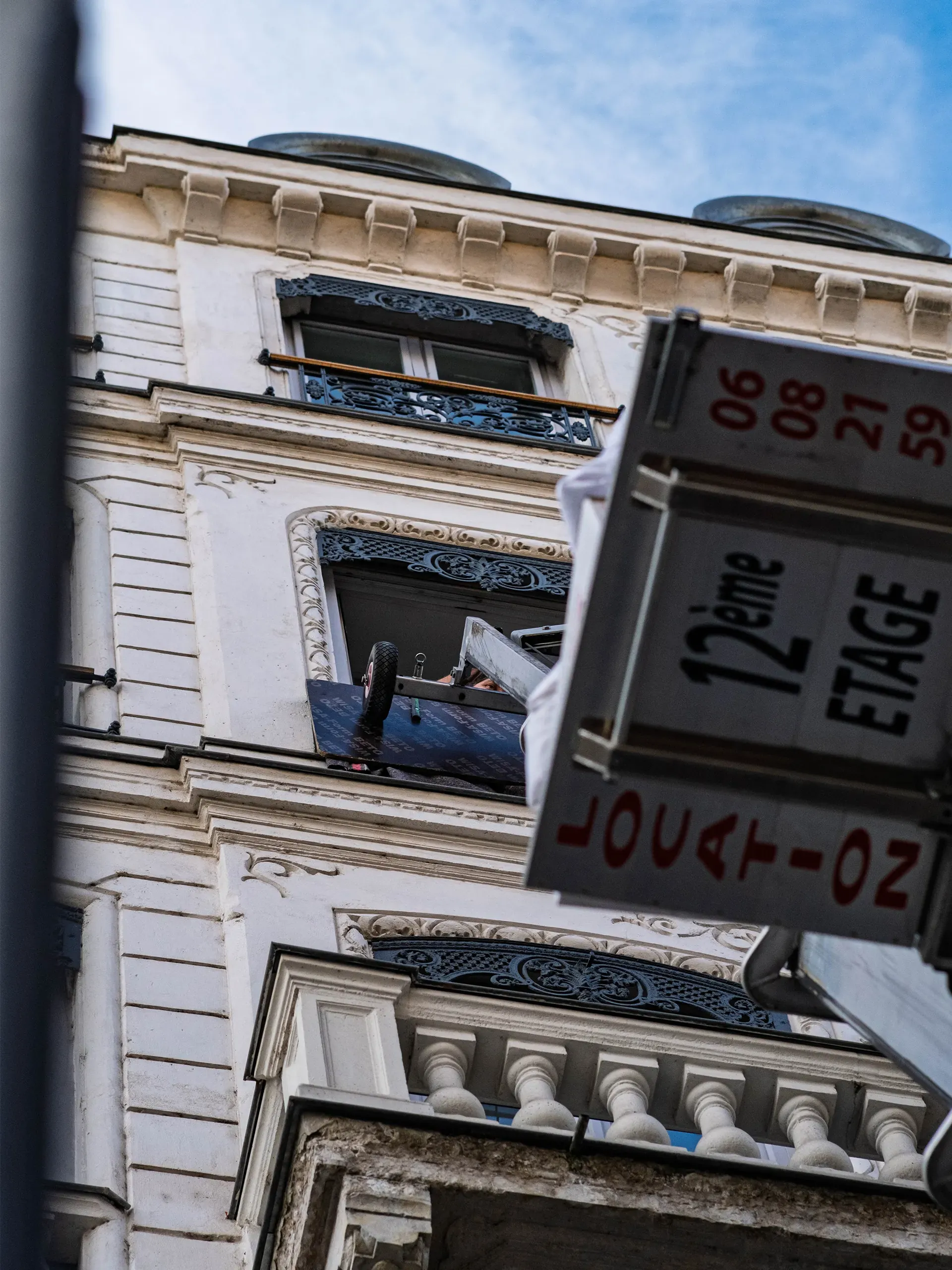 Monte-meubles le long d'une façade haussmannienne à Lyon