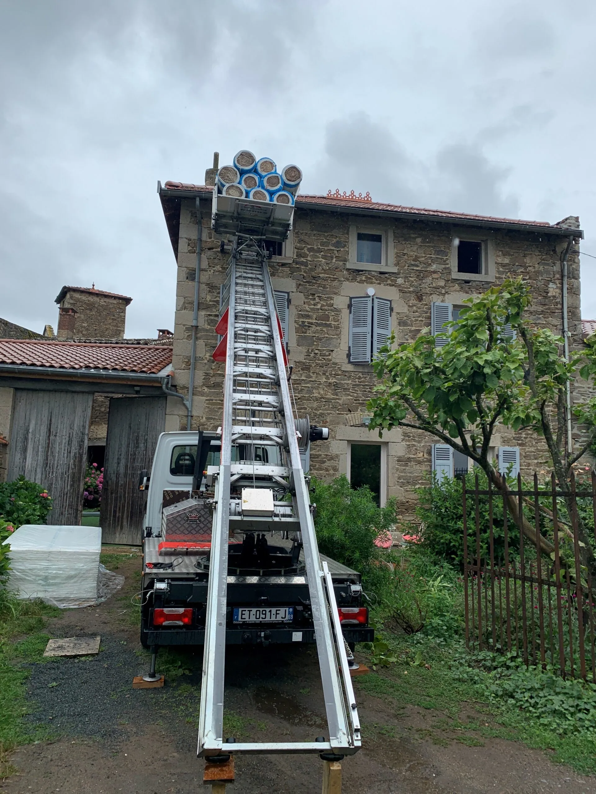 Monte-meubles installé devant une maison avec jardin dans la région lyonnaise